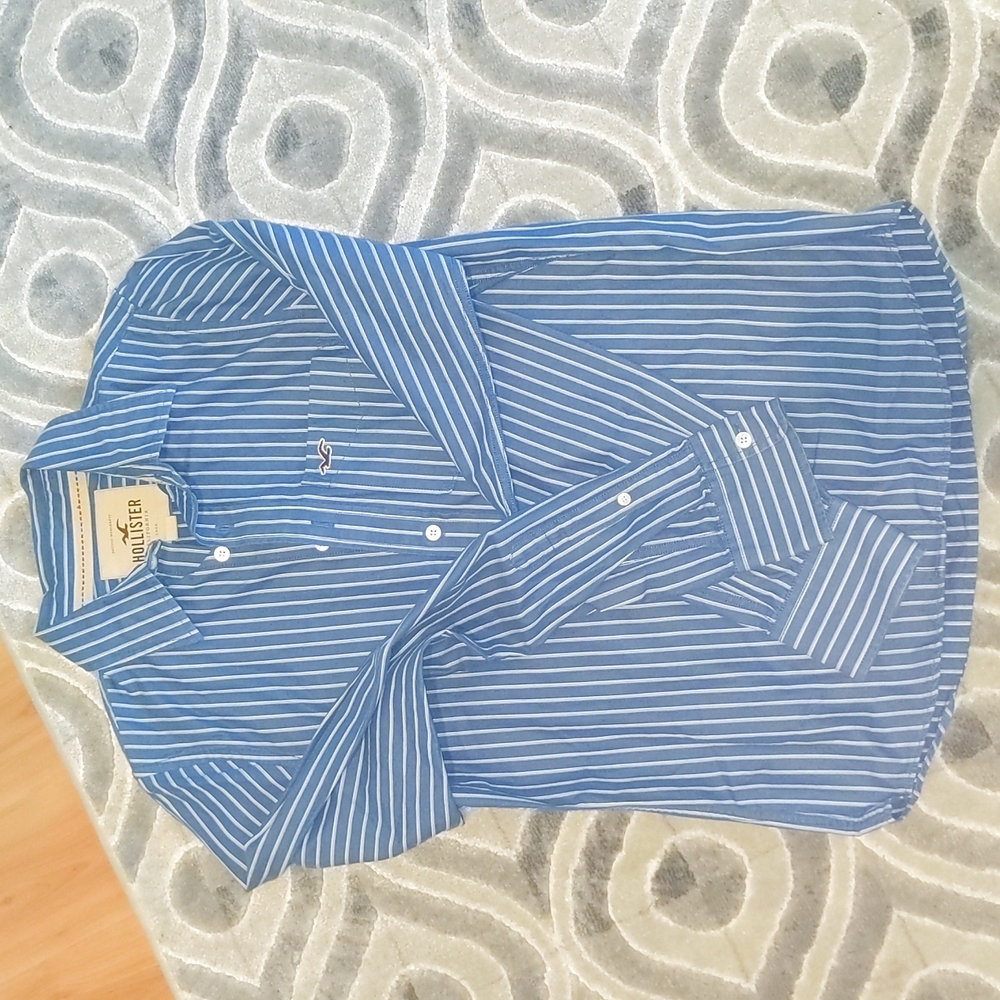 Men's blue and white striped button up